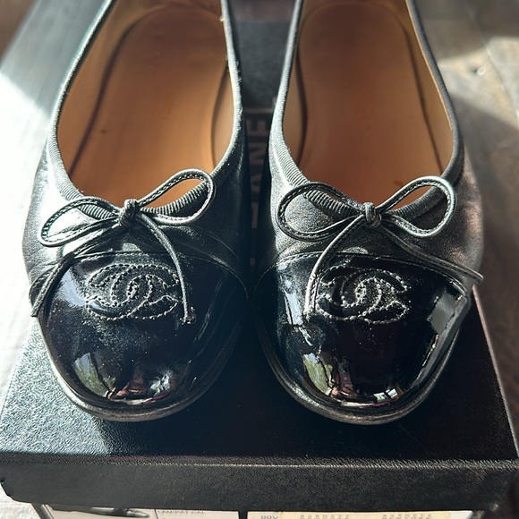 Chanel Leather & Patent Toe Vintage Ballerina Flats - Picture 3 of 16